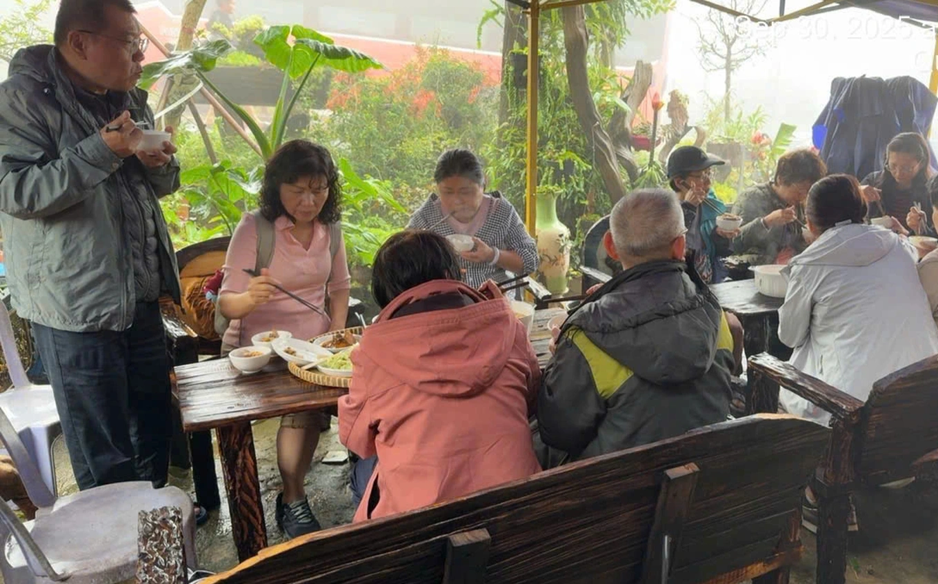 Đoàn khách Đài Loan mắc kẹt vì sạt lở, người dân Lào Cai đãi ăn miễn phí