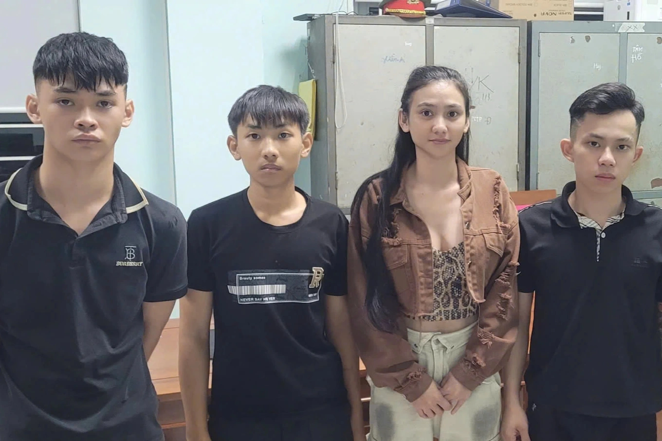 “Nữ quái” cầm đầu nhóm giang hồ xông vào phòng trọ chém 4 người