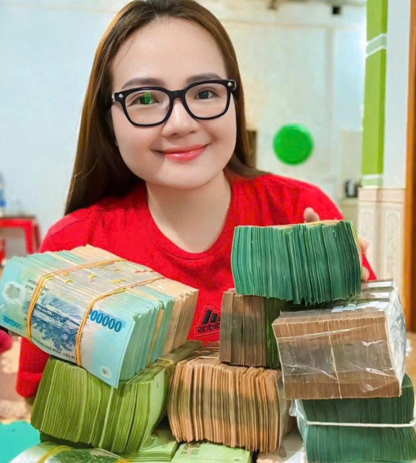 Hoàng Hường từng tung tiền như mưa, khoe nhà đắt tiền trước khi bị khởi tố