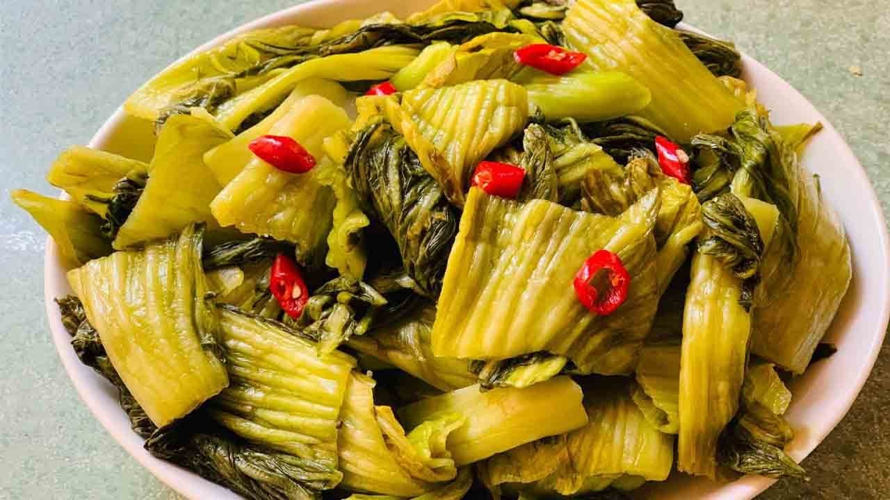 Những người không nên ăn dưa muối