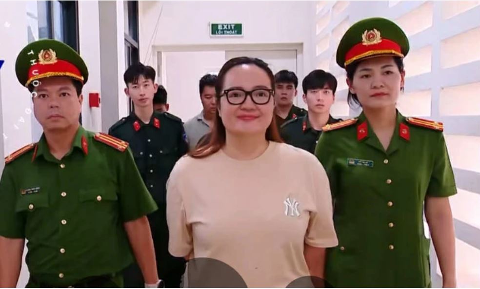 Bà Hoàng Hường khai gì tại cơ quan công an sau khi bị khởi tố?