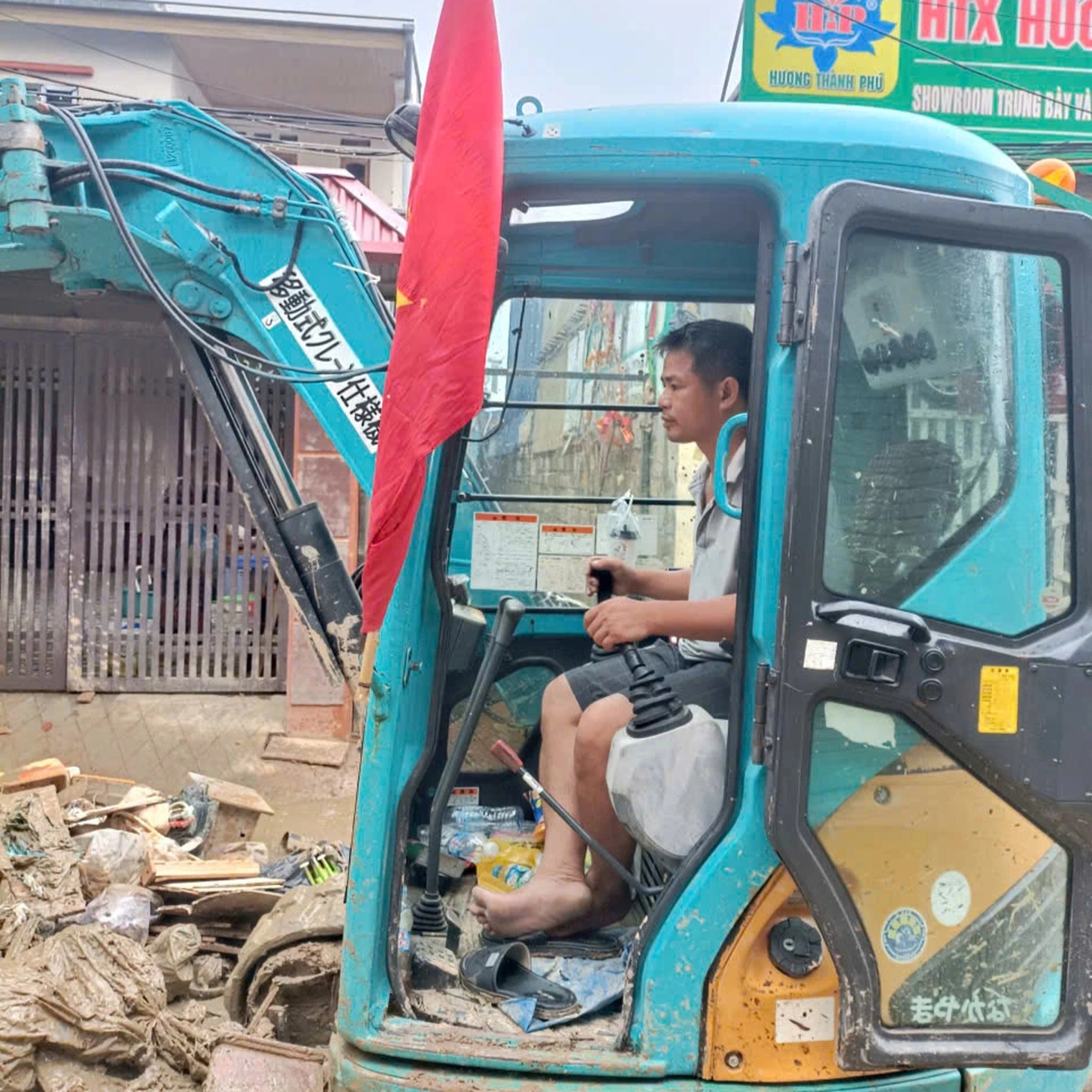 Người đàn ông Hưng Yên lái xe 6 tiếng đi 160km tới Thái Nguyên giúp dọn bùn