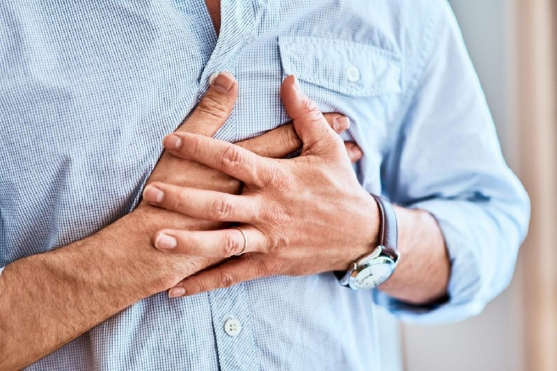 Cụ ông 65 tuổi qua đời vì nhồi máu cơ tim: Bác sĩ cảnh báo dù khát đến đâu cũng đừng uống 4 loại nước này trước khi đi ngủ