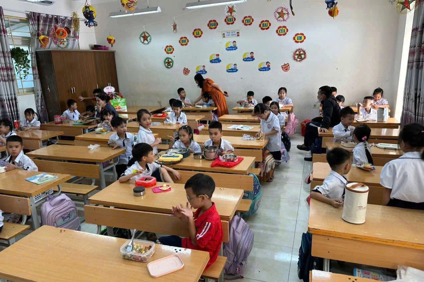 Vụ thịt ôi, trứng hỏng vào trường: Phụ huynh đồng loạt cho con nghỉ học