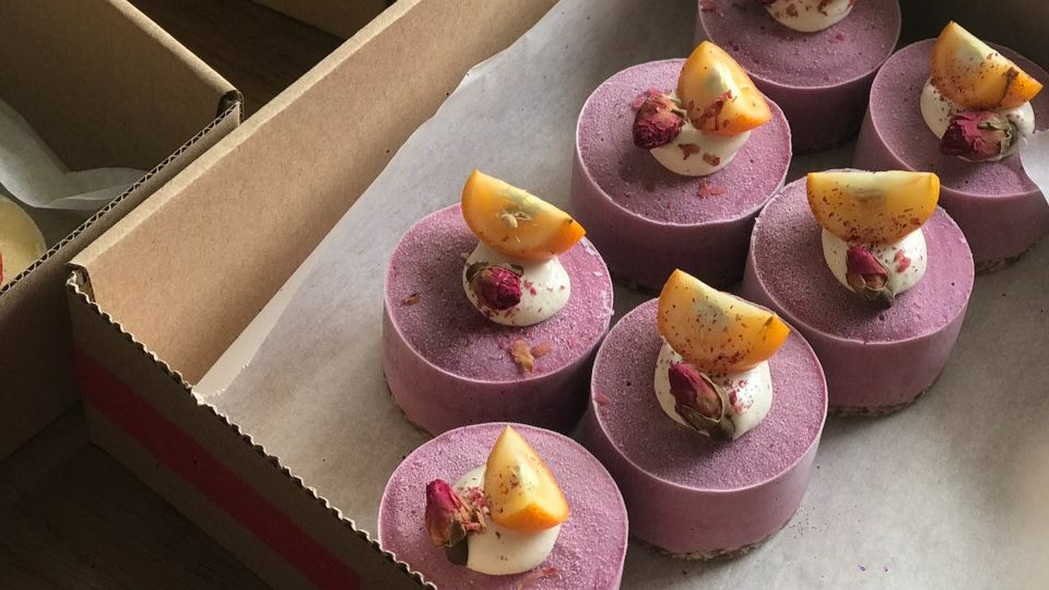 Ăn chiếc bánh ngọt kèm 1 bức thư tình, cô gái 17 tuổi tuvong: Sự thật ớn lạnh về người gửi quà