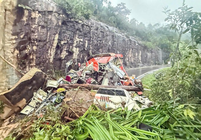 Sạt lở núi đè ôtô khách ở Khánh Hòa, 6 người tuvong