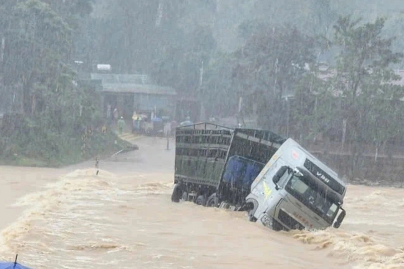 Vụ tài xế và ô tô tải bị lũ cuốn: Tìm thấy thithe nạn nhân cách hiện trường 30km