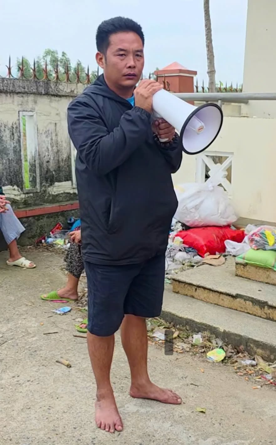 Trưởng thôn đi chân đất phát quà cứu trợ, không cần giấy vẫn nhớ tên 3.000 người dân