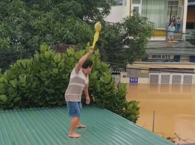 Danh tính người đàn ông có ‘cú ném tiếp tế’ cho hàng xóm trong vùng lũ