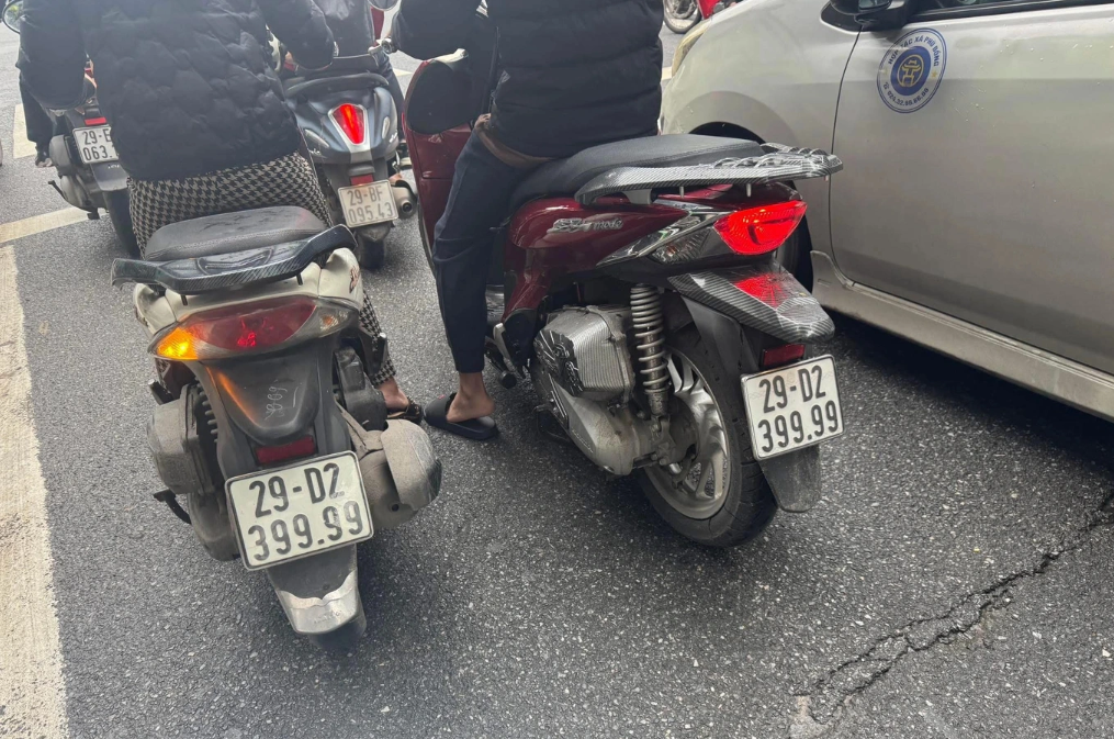 Xác minh hình ảnh hai chiếc xe máy có biển số “song sinh” trên phố Hà Nội