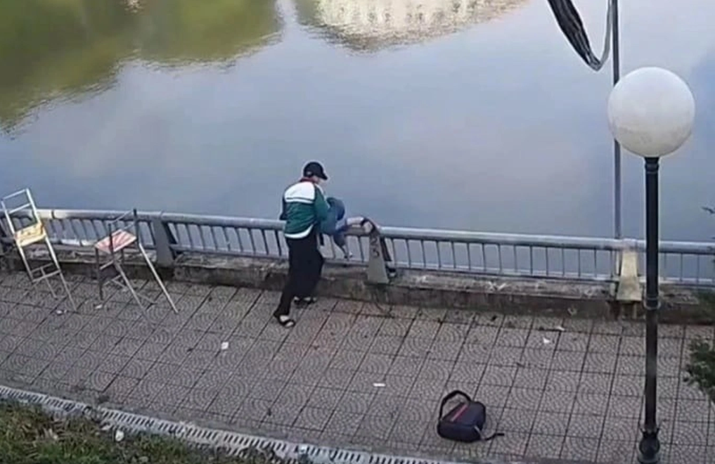 Bố nam sinh Lào Cai bị bạn hất xuống nước chia sẻ tình trạng của con