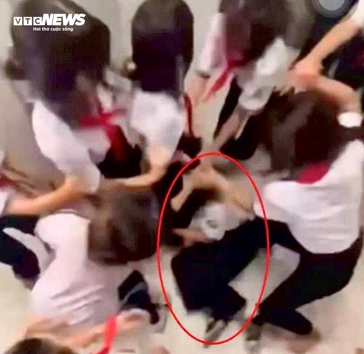 Nguyên nhân nữ sinh cấp 2 ở TP.HCM bị đánh hội đồng dã man ngay trong trường