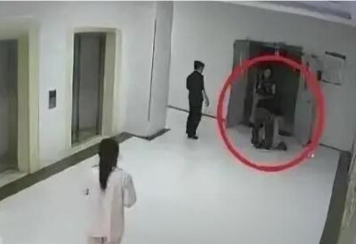 Bà bầu 26 tuổi quỳ lạy 2 lần để được sinh mổ nhưng bị gia đình từ chối, cái kết cả mẹ và con đều không qua khỏi