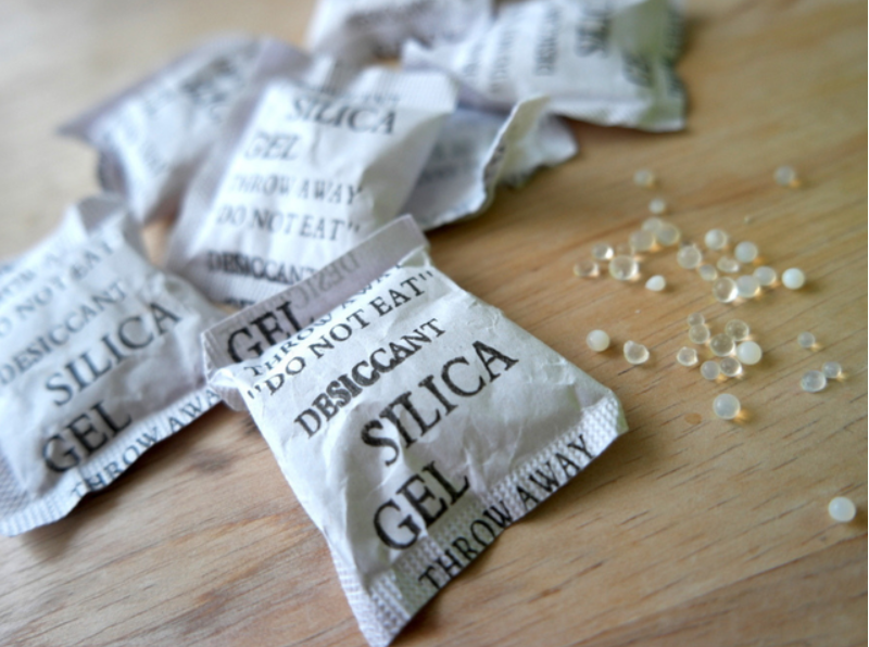 Con trai 3 tuổi ăn phải gói hút ẩm, pha xử lý thông minh trong 30 giây của bà mẹ đã cứu con thoát khỏi tử thần