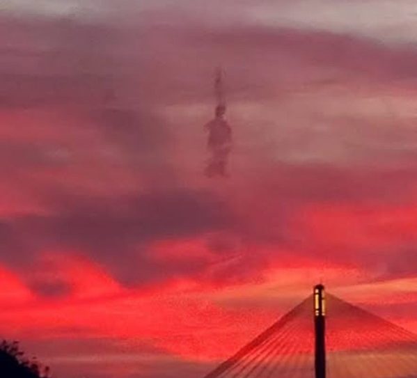 Hình người xuất hiện giữa những đám mây đỏ rực gây xôn xao, là hiện tượng gì?