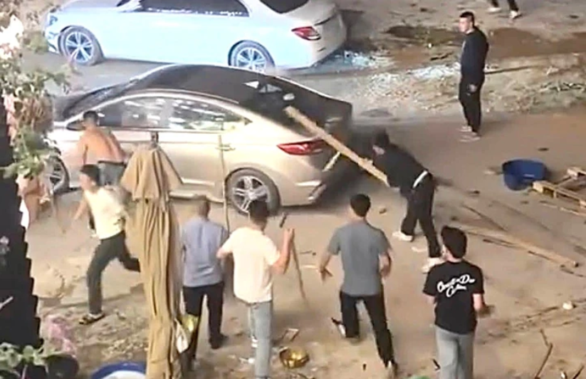 Bắt 10 người liên quan vụ bao vây, đ:ập ph:á ô tô ở Nghệ An