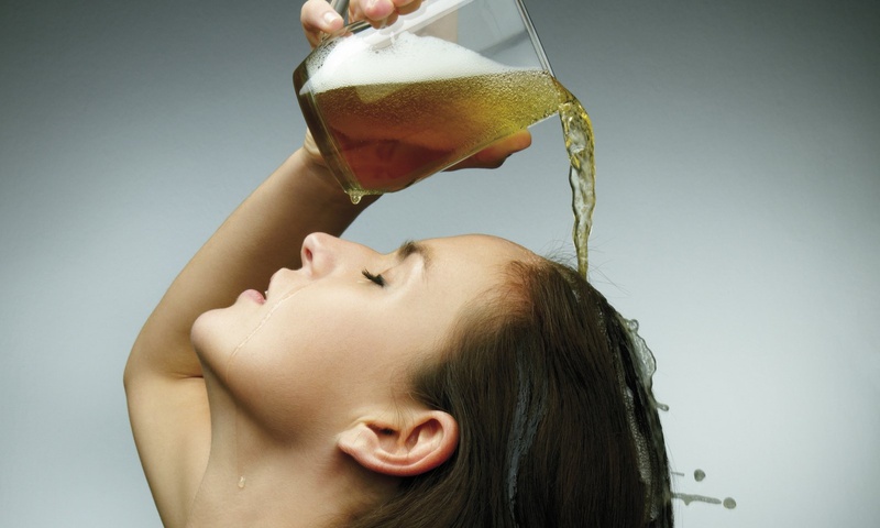 Mẹo giúp tóc mọc nhanh, giảm rụng, bóng mượt nhờ gội đầu bằng bia