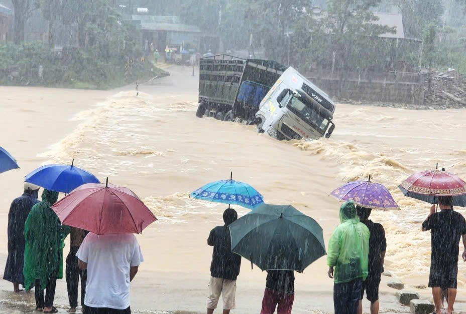 Khoảnh khắc xe tải cùng tài xế bị nước lũ cuốn trôi trên quốc lộ