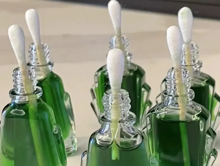 1 tuần thử cắm tăm bông vào lọ dầu gió, bạn sẽ thấy nhiều điều bất ngờ xuất hiện trong nhà