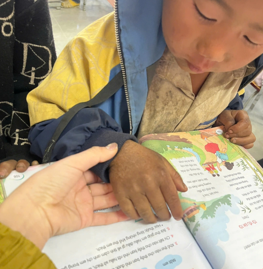 Phía sau bức ảnh bàn tay cậu bé 8 tuổi ở vùng cao khiến triệu người lay động