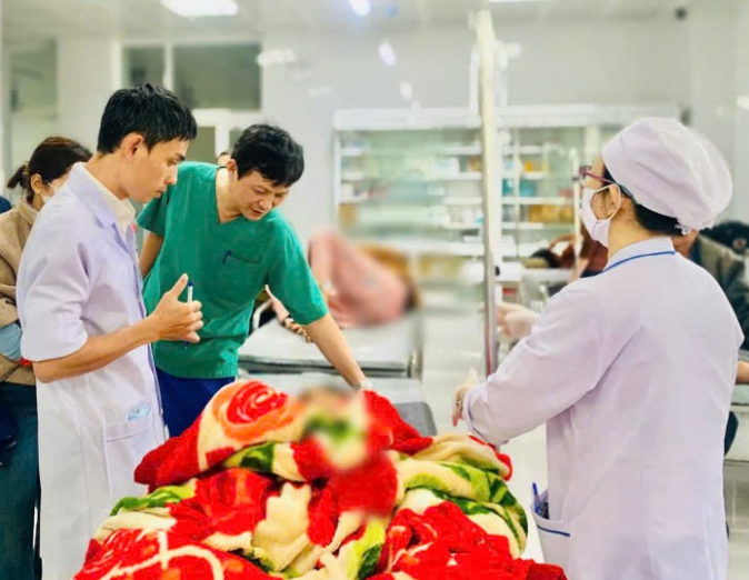 Xe công nông trôi xuống dốc, 13 học sinh bị thương, Bệnh viện Quảng Ngãi báo động đỏ cấp cứu